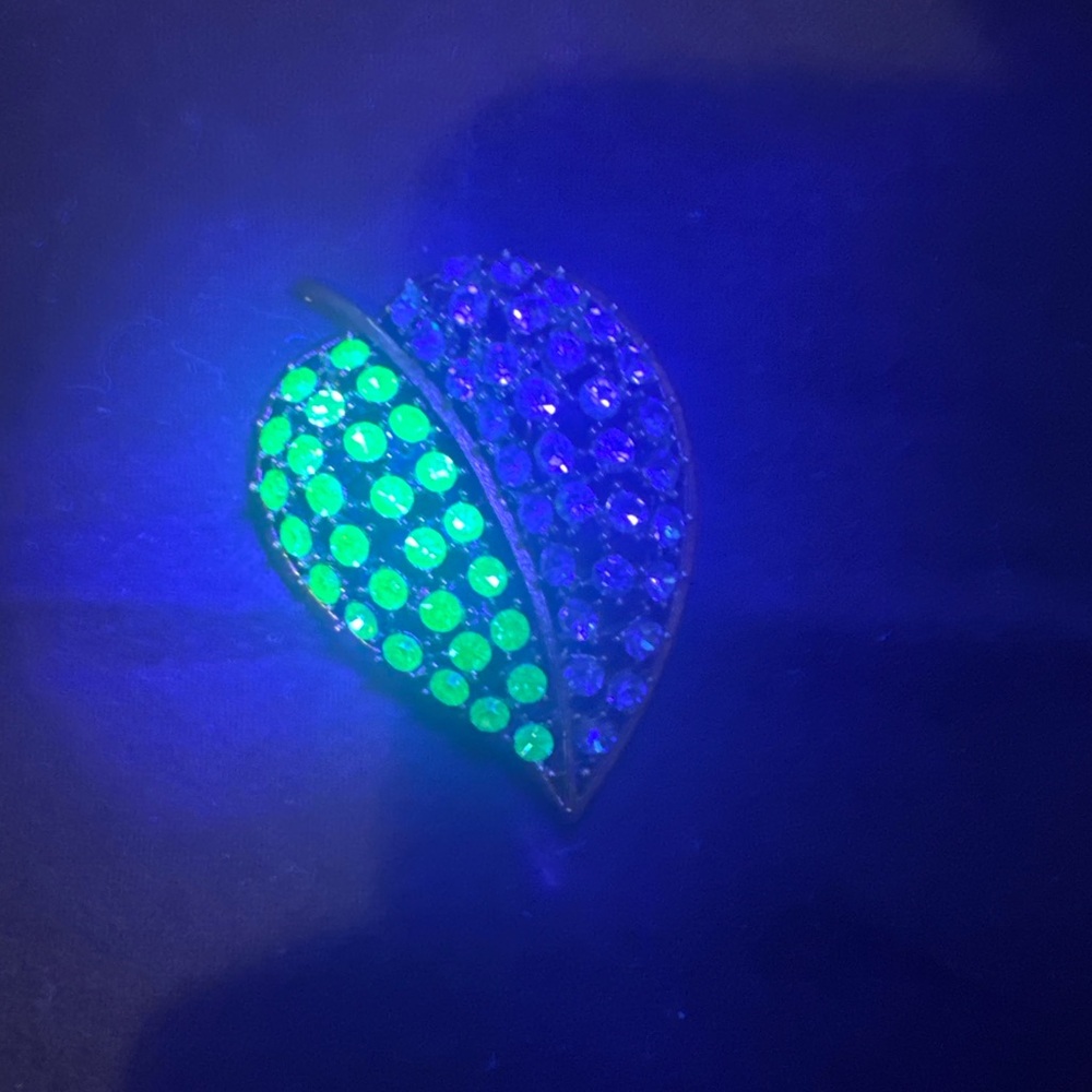 LISNER Vintage Rhinestone Leaf Brooch – Green & Blue Pave – Signed